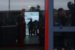 斯特林抵达鹿特丹加盟费耶诺德，为等候的球迷签名