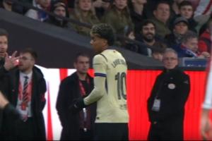 贴脸开大！六台：马竞3-0领先巴萨后，西蒙尼对亚马尔比“3”手势