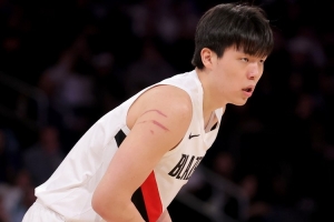 媒体人：不知道为何杨瀚森上场时间那么少 但跟着球队学习也不坏