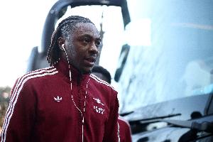 邮报：阿尔特塔要求边锋积极回防但埃泽明显不适合，球员被边缘化