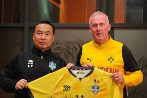 多特传奇保罗·兰伯特前往武汉，与合作伙伴武汉联镇开展交流活动