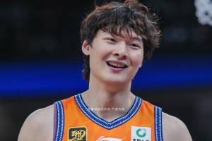 王哲林：很开心能卫冕俱乐部杯冠军 挺不容易的 球队的状态会更好