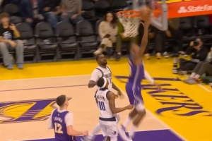 攻防压制！湖人连续抢断反击 詹姆斯穿针引线连送助攻