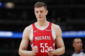 解说：杨瀚森努力的目标是哈滕 后者在火箭时也很挣扎 先做好防守