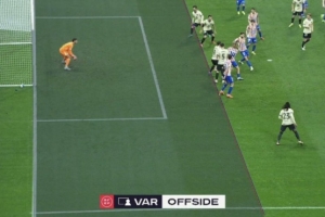 前裁判谈库巴西进球越位：半自动越位失灵手动画线，如何确保正确