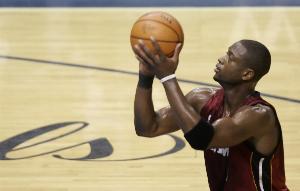 韦德回应小牛球迷质疑：我06总决赛场均20罚 伟大的球员就该罚球