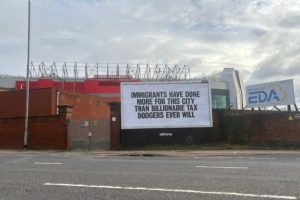 抗议拉爵，老特拉福德外横幅：移民的贡献远超逃税的亿万富翁