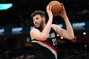 外线很准！克林根2记三分拿到6分1板 三分率先开局