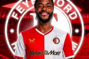 英媒：斯特林暂未获得荷兰劳工证，仍无法参加费耶诺德合练