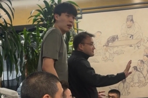 解说：杨瀚森透露会找个好的饺子馆 和家人&团队成员一起过年