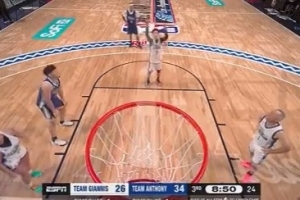 好像脱手了？王鹤棣下半场回来罚球又出现三不沾