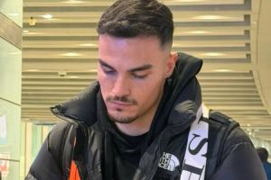 只待官宣！佩德罗·阿尔瓦罗抵达机场，披泰山围巾为球迷签名！