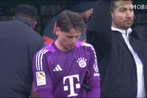 拜仁半场换门将！首发的诺伊尔被换下，乌尔比希披挂登场