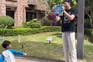 放假陪伴家人！周琦与儿子打篮球：涂涂的人形篮筐