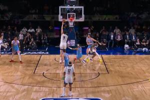 得分已上双！！杨瀚森横向切入篮下 接球一气呵成左手抛投命中！