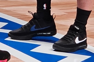 太阳老板穿布克2代签名鞋参加名人赛 球员本人：是我要求的