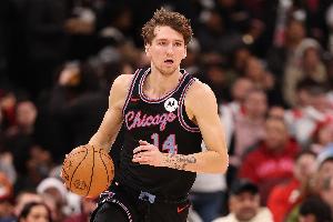 闲庭信步！布泽利斯假动作戏耍克林根 随后转身轻松上篮得手