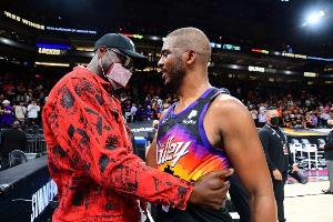 韦德致敬保罗：很荣幸曾与你同场竞技我的兄弟 传奇的生涯！