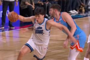 杨瀚森点飞克林根潇洒单手大回环绕球过人上篮命中&随后大笑！