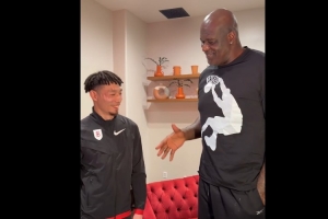 奥尼尔/王鹤棣/陈登星三人同框模仿网络梗 我要验牌…给我擦皮鞋