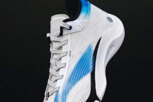 “头号顽家”！杨瀚森新秀赛上脚的个人PE鞋款 以篮球和PS5为灵感