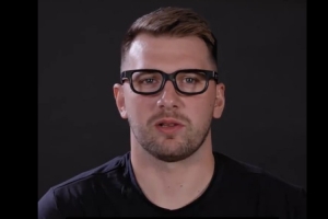 东契奇西语课堂开课了！看看东契奇教布朗尼/里夫斯等人学西语