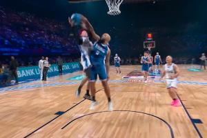 有点独了！王鹤棣下快攻四打一不传 自己上惨遭血帽！