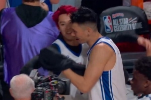 并肩作战的队友！赛后林书豪和王鹤棣友好拥抱