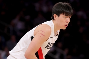 王仕鹏：杨瀚森的篮板是减分项 总丢篮板这种事不要再发生