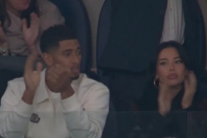 太阳报：贝林厄姆因伤缺席皇马大胜，与女友在看台为球队助威