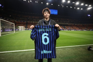 短道速滑奥运冠军王濛现场观看国米vs尤文，获赠国米6号球衣