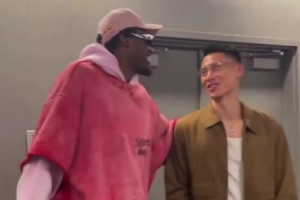 夺冠队友相谈甚欢！林书豪：西亚卡姆你们步行者最近挺不容易的