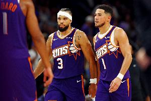 布克：狄龙是那种你愿意并肩作战的队友 我就喜欢他这样的性格