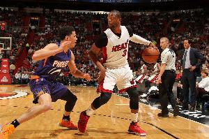 布克：我还记得新秀赛季与韦德交手 那是如梦幻般的时光