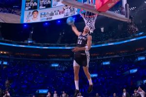 抡得很圆！卡布自抛自扣大风车 抡下49.4分挺进第二轮