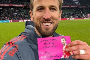 情人节彩蛋！拜仁官推晒凯恩手持卡片互动照：球迷没办法不想你！