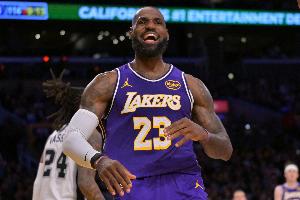 詹姆斯：我早起拉伸举重冰敷按摩午睡冰水浴 赛前6小时就到场备战