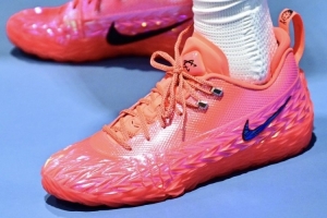 全明星带货新球鞋！坎宁安上脚全新团队鞋款PE 个人Logo抢眼！