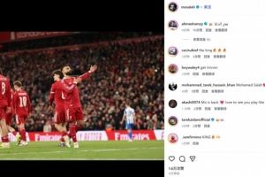 传射建功！萨拉赫社媒晒向球迷致意照，手抚胸前利物浦队徽