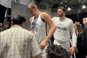 还回来！约基奇认真给球迷签名被077拍后脑勺 前者回以“白眼”