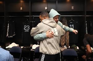 张佳玮：利拉德持球三分历史前三&赶上了09双雄 四分线外史上前二