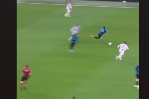 遭离谱判罚罚下！卡卢卢晒巴斯托尼摔倒画面，配若有所思表情