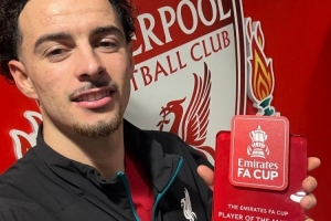 首开记录！足总杯官方：柯蒂斯·琼斯当选利物浦vs布莱顿全场MVP