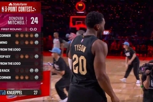 花球点不准！米切尔两底角合计10中9拿到24分落后克尼佩尔