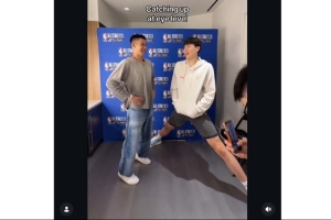 他俩“一样高”！小杨为了让书豪可以和自己平视 来了个大劈叉