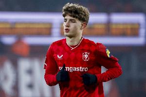 每体：特温特为18岁中卫尼斯塔德要价1千万，巴萨认为太贵已放弃