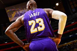 NBA官方：詹姆斯不会出席今日全明星媒体日活动 将于明日接受采访