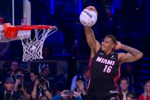 一球致敬俩名宿！凯沙·约翰逊飞跃歌手 摸脑袋+天钩斩获47.4分