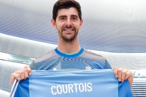 已是传奇！库尔图瓦达成西甲150胜里程碑，赛后获赠纪念球衣