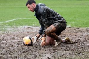 泥泞不堪！足总杯英乙格林斯比vs狼队的场地条件...